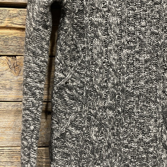 Abercrombie & Fitch‎ Women's Crew Neck Gray Knit Sweater Long Sleeve Size XS - Picture 3 of 11